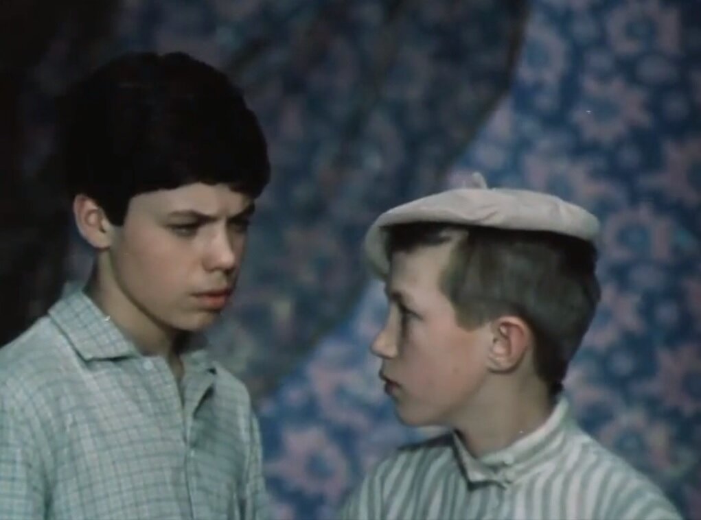 Петя (Андрей Никонов) и его брат Вовка. Кадр из фильма