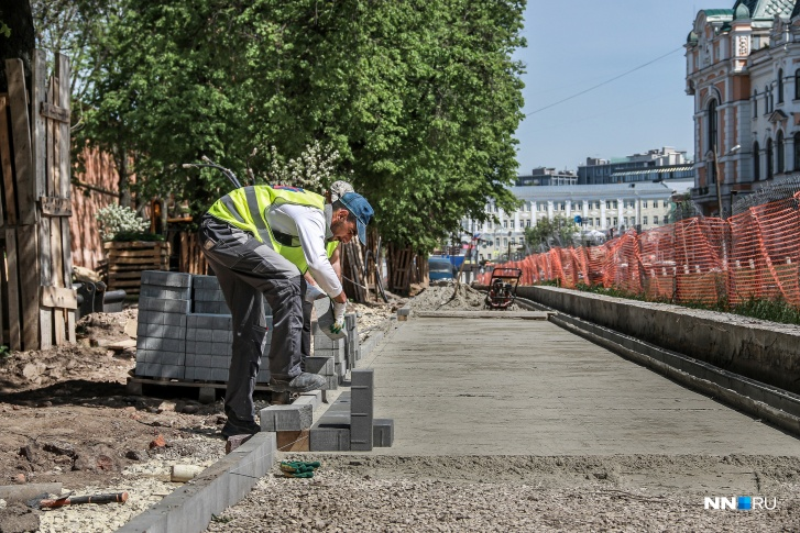 "Под брусчаткой рабочие сделали новое основание, которое должно предотвратить провалы"