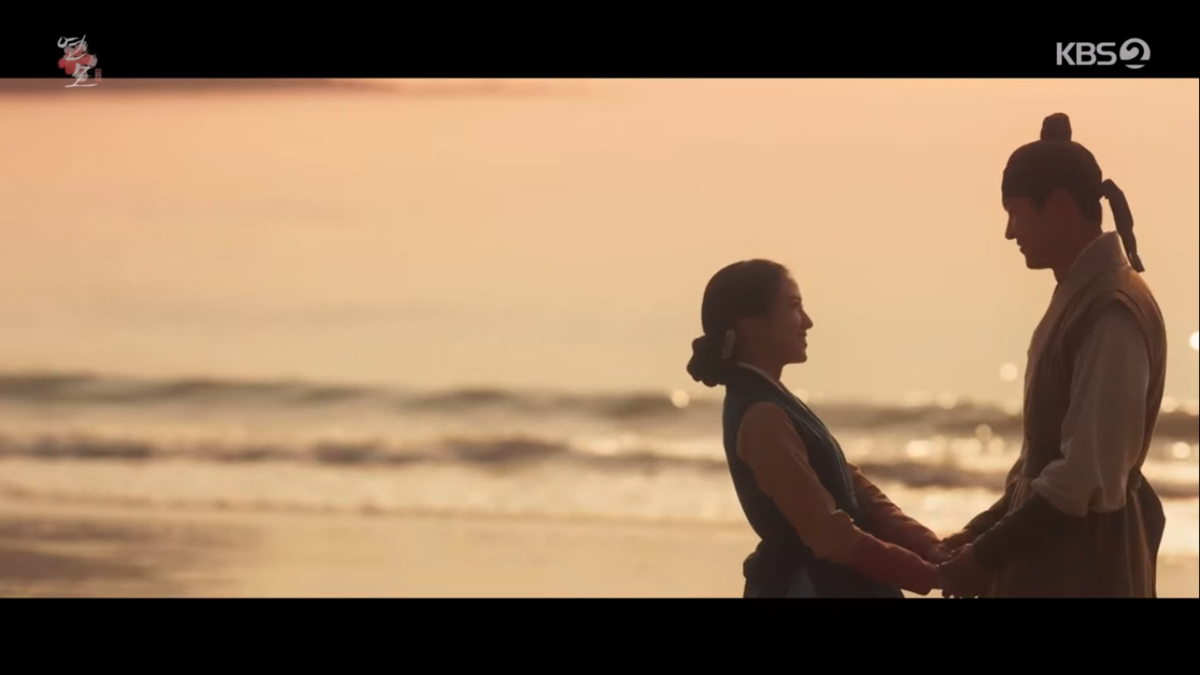 Иногда в прямом смысле держась за руки на фоне заката. Кадр из дорамы "Влюблённость"