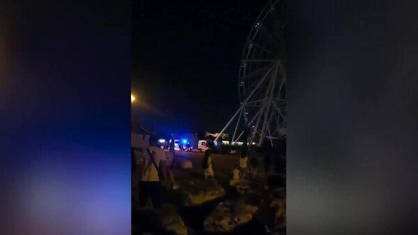 В Волгограде люди застряли на колесе обозрения. Видео © vk.com / strnov