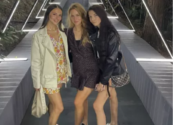 Участница проекта дом 2 Катя Горина с подругами, фото из яндекс картинки.