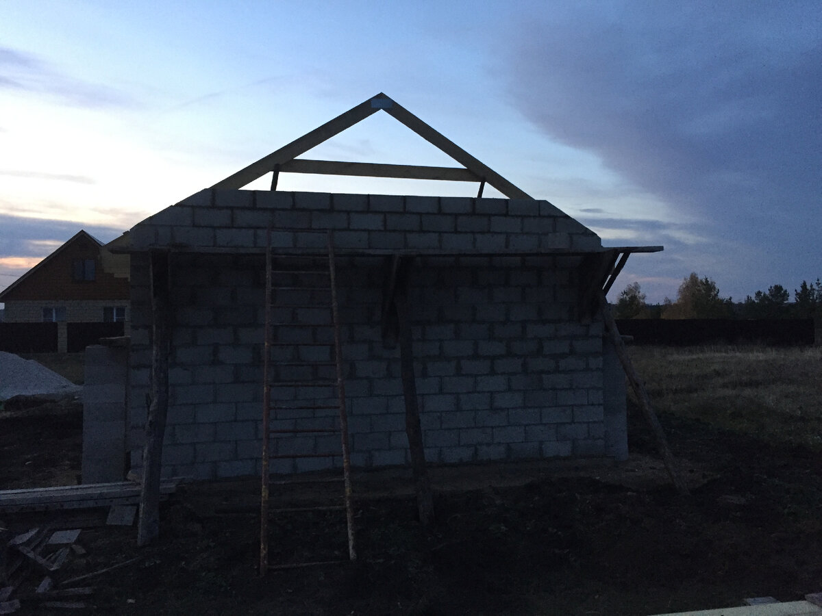 Задний фронтон в процессе.