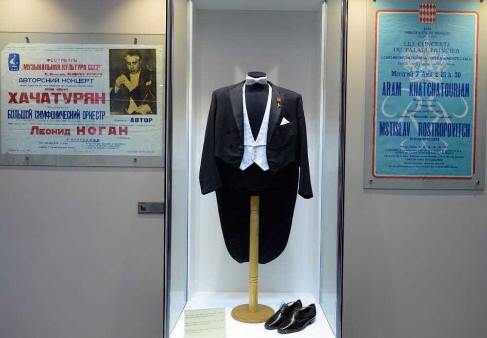 Костюм и афиши музея