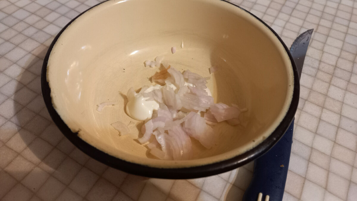 миску себе взяла такую, чтоб точно не перепутать с тетушкиными тарелками. я б еще и ложку деревянную взяла, да нету. лука, как видите, покрошила от души...