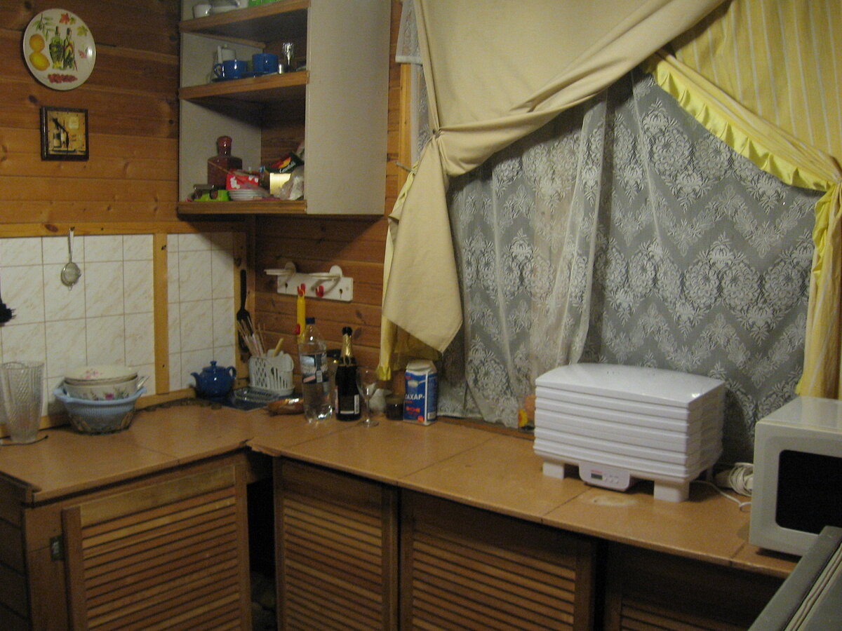 Старая кухня в дачном доме