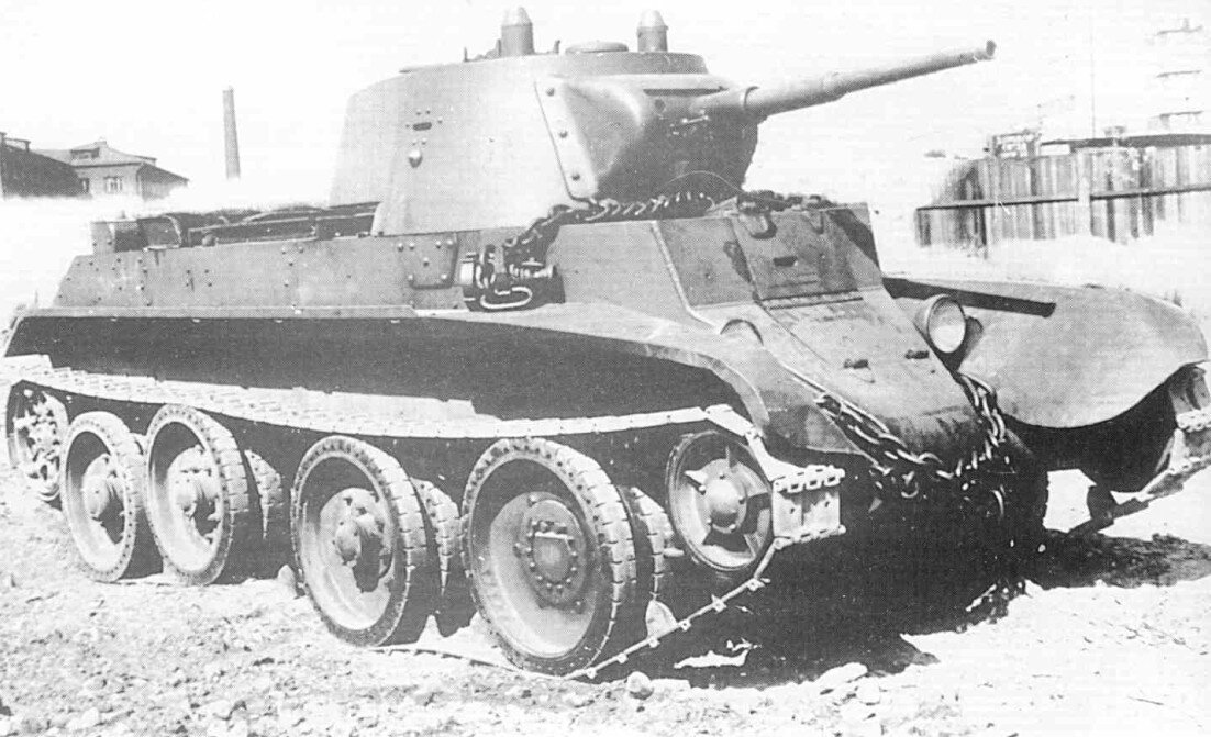 Советский легкий танк БТ-7. Источник фото: https://war-book.ru/bt-7-legkij-tank/