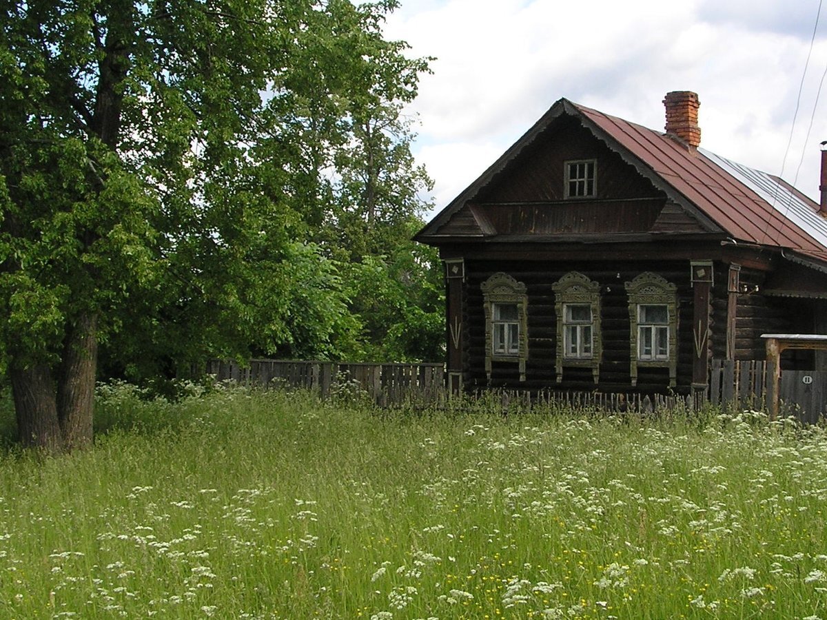 Дом в деревне в ивановском районе. Деревенский домик. Старый домик в деревне. Ветхий деревенский домик. Старые Деревенские дома.