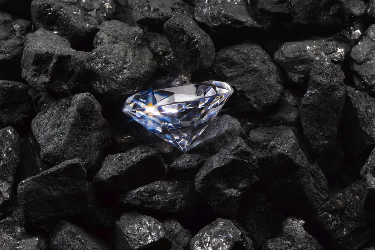 Найти алмаз среди. Уголь графит Алмаз. Алмаз Горная порода. Алмаз среди камней.