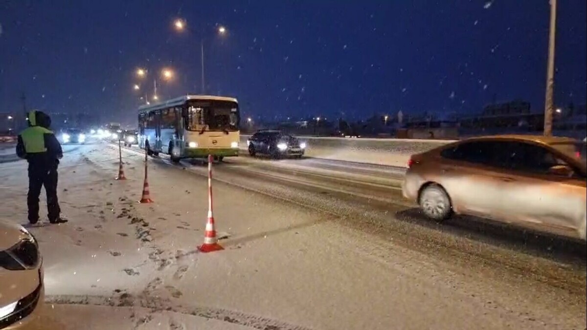     В областной столице 14 декабря к 17:50 наблюдаются крупные заторы. По данным сервиса 2ГИС, пробки достигли 9 баллов. В городе в час пик зарегистрировано 5 дорожных происшествий.