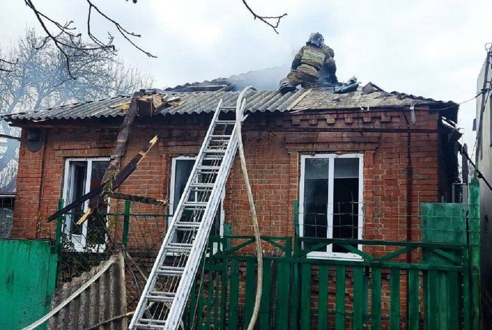     Спасатели тушат пожар в одноэтажном доме в Ростове. Фото: пресс-служба МЧС по Ростовской области.