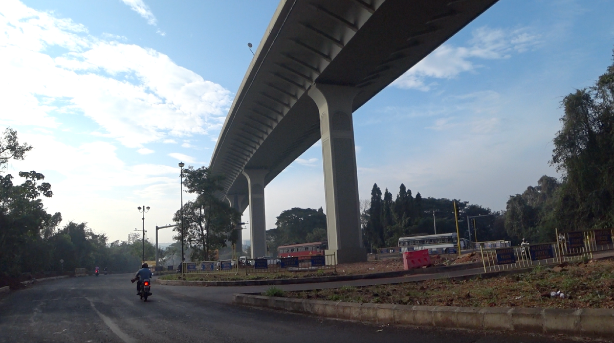 Отдельная дорога для мотоциклов и мопедов. Четырехколесный транспорт едет сверху.