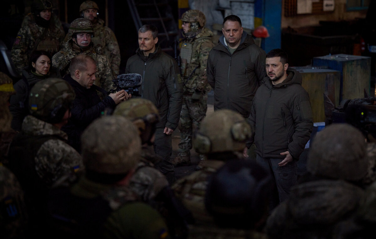    Президент Украины Владимир Зеленский (справа)  Ukrainian Presidential Press Service/Handout via REUTERS