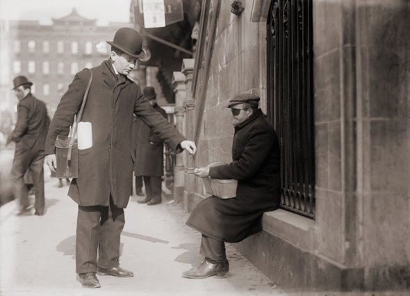    Обезображенный нищий получает милостыню на улице Нью-Йорка. 1910 год. Фото: Everett Collection / Shutterstock / Fotodom