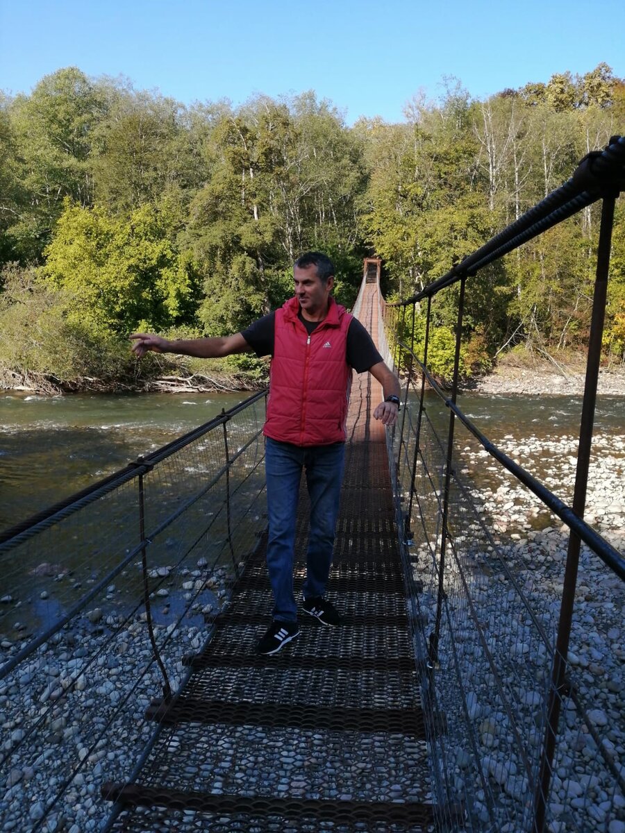 Адыгея. Подвесной мост через р. Белая (фото автора).