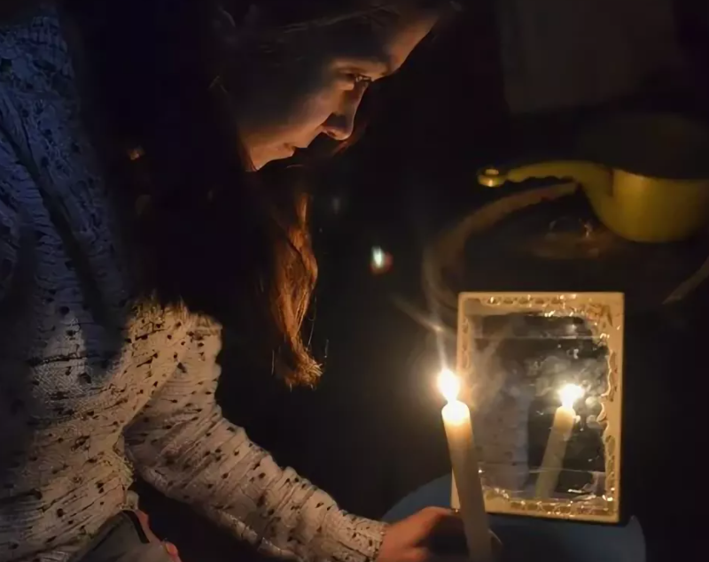 Гадания что с ним сейчас происходит. Гадания что с ним сейчас происходит. Девушки гадают на святки. Девушка со свечой. Гадания что с ним сейчас происходит.