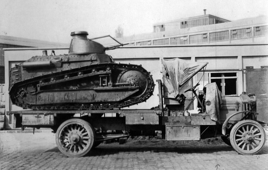 Прототип танка Сhar mitrailleur Renault с новым вариантом башни танка для первого серийного выпуска на 5-ти тонном грузовике Pierce Arrow