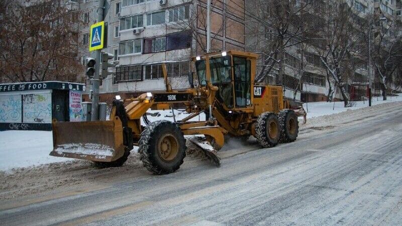     В администрации города не хватает средств на вывоз всего убранного снега.