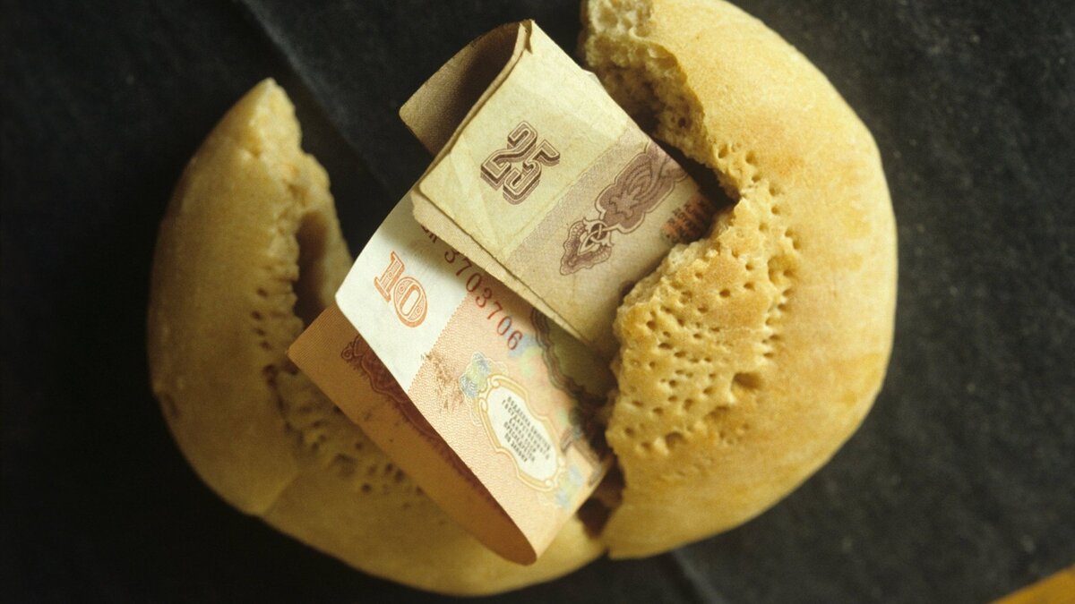    Фальшивые "советские" деньги в самодельной лепешке© РИА Новости . Андрей Соломонов