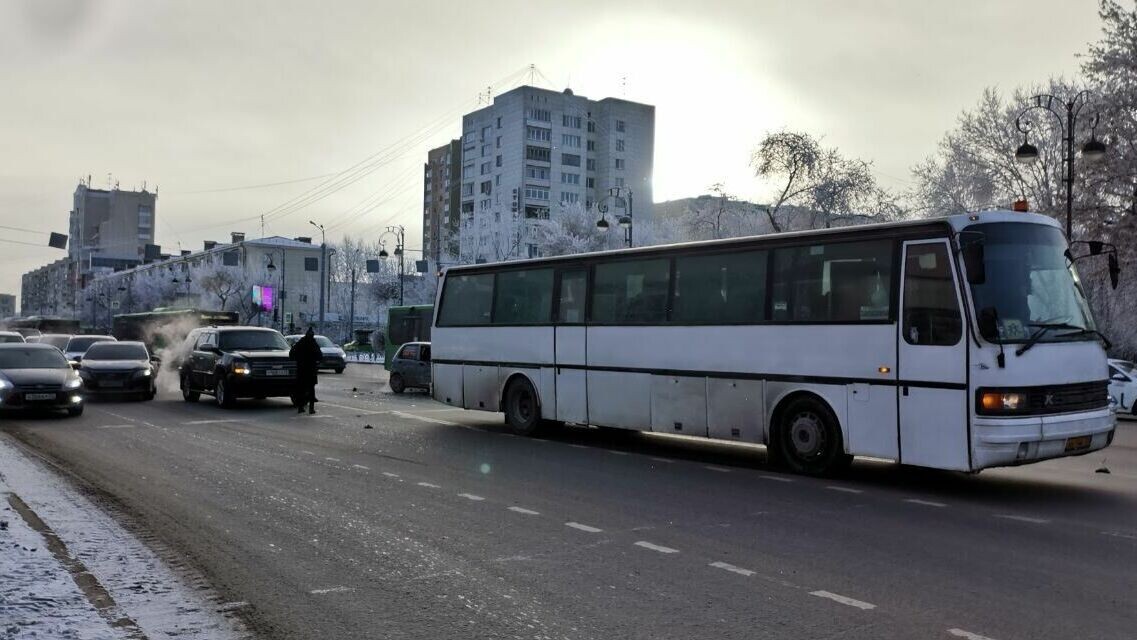     Массовое дорожно-транспортное происшествие произошло сегодня днем в центре Тюмени. На пересечении улиц Республики и Профсоюзной заказной автобус, перевозивший детей, Daewoo Matiz и Chevrolet.