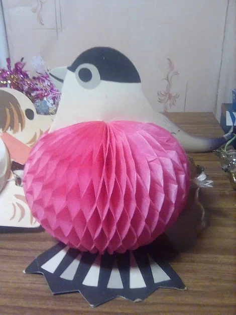 У меня сохранилась карнавальная игрушка времен СССР, Снегирь (фото автора)