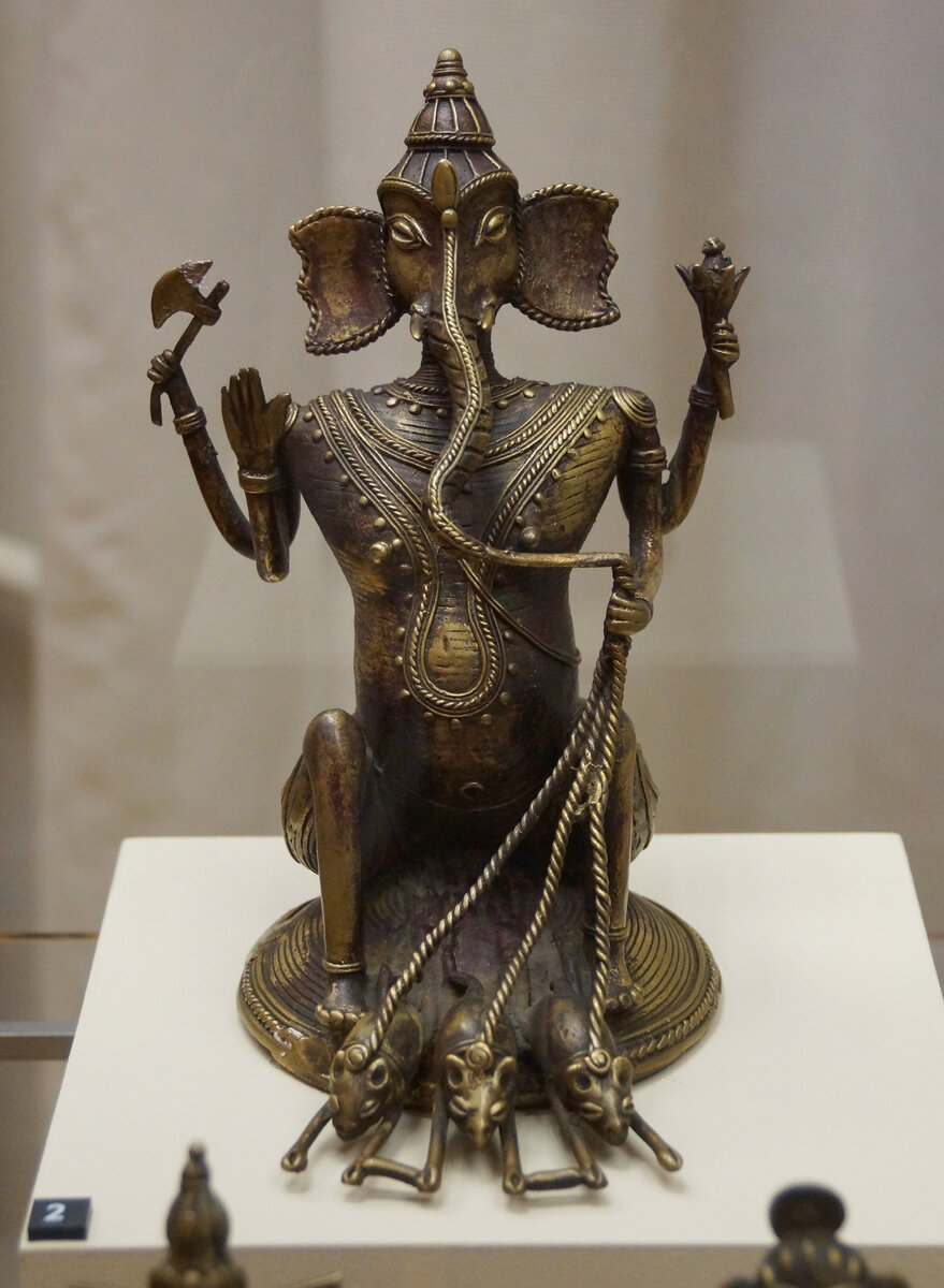 Ганеша. Индия, XX в. Выставка "Дхокра: небесное и земное в традиционной бронзе индийских племён"18 ноября 2022 - 15 января 2023 гг. ГМВ, Москва. Фотография автора.
