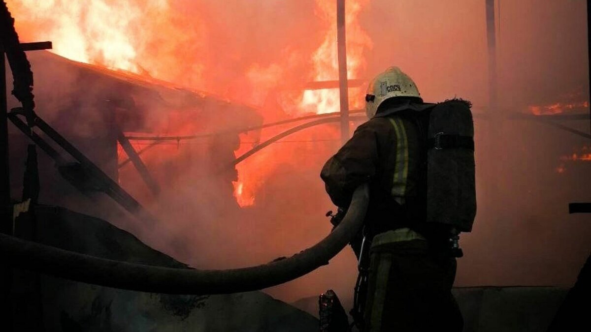     В ночь на 30 декабря пожарные с помощью добровольцев отстояли от огня двухквартирный жилой дом в деревне Левиногарь Кезского района Удмуртии. От гибели жильцов удалось спасти, однако в региональном управлении МЧС сообщают о наличии пострадавших.