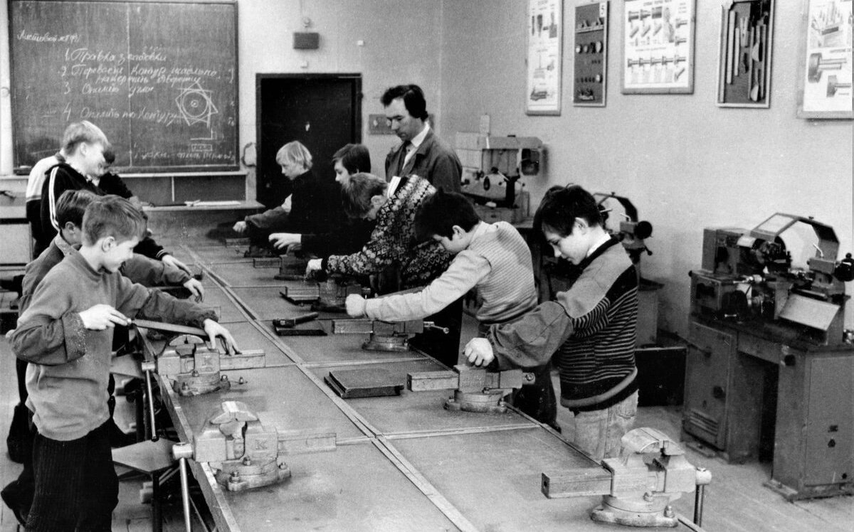 Урок труда у мальчиков. Источник: smartik.ru