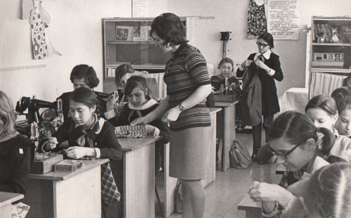 Урок труда у девочек. Источник: ampravda.ru