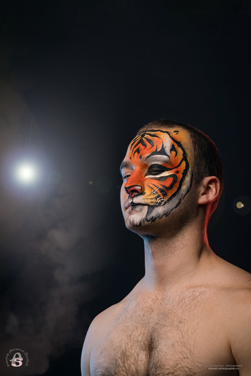 Портретная фотосессия Сергея «Тигр» проходила в фотостудии «Grand» СПб. 
Дата фотосъёмки: 24. 12. 2022 г.
Модель: Сергей Михайлович
Грим: Дарина (https://instagram.com/akvagrim_darina)
Фотограф: Анастасия Белякова