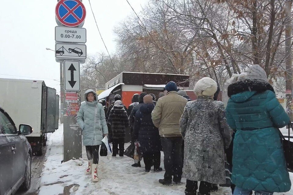     Самарцы выстроились в очередь за хлебом. Фото: скрин видео