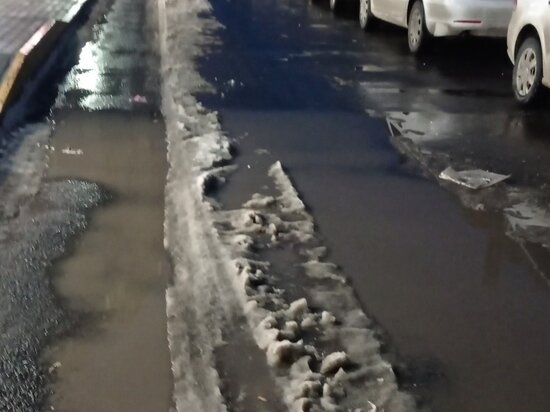     Лёд под водой на дорогах Саратова. Фото: Вячеслав Коротин