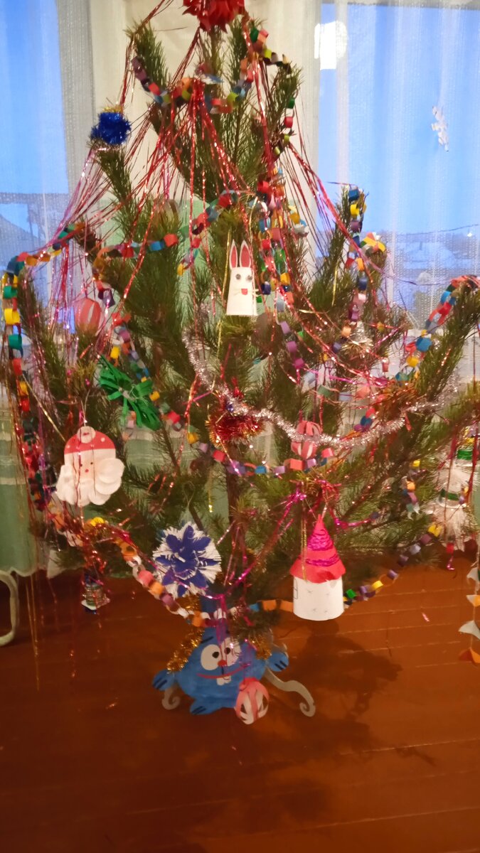 Ёлочка в холле второго этажа нашей школы, где учатся начальные классы. Я очень хочу пойти наконец в первый класс. 