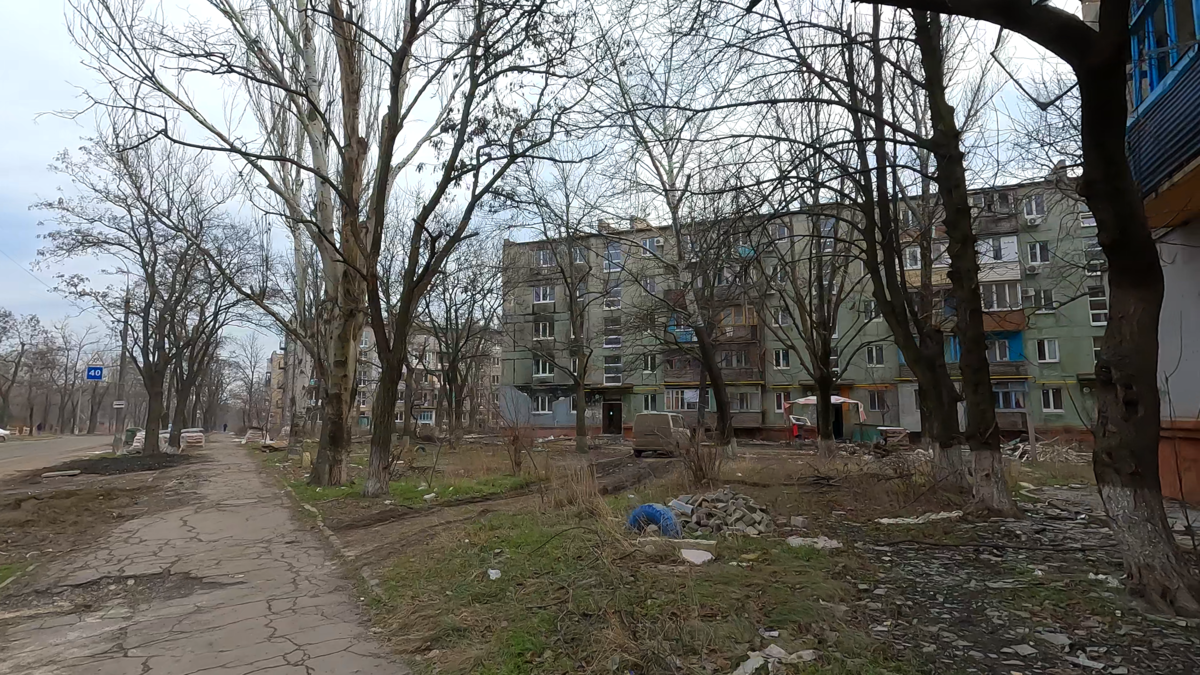 пр.Строителей, 103. Конец декабря 2022г. В доме уже поменяли все окна.