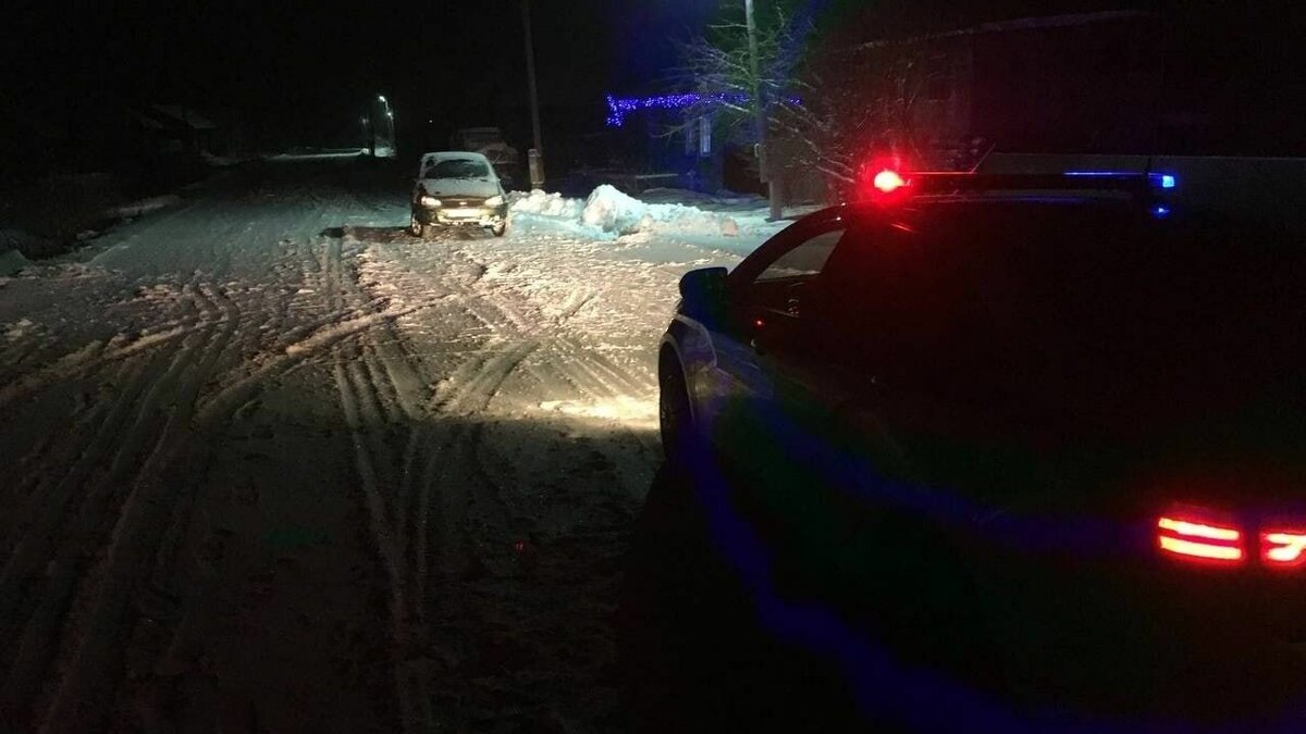     14-летнего подростка задержали накануне вечером в селе Станичное Исетского района инспекторы ГИБДД. Вызванный на место происшествия отец девятиклассника отметил, что не знал о том, что сын взял его автомобиль. Как выяснилось, машину родителей школьник взял для того, чтобы съездить в магазин.