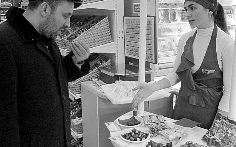Есть большое количество мест, куда люди специально приходят, чтобы оставить там деньги