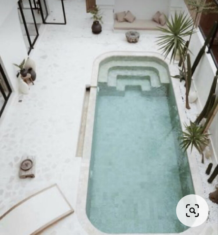 Примерно такое я теперь хочу соорудить в саду (но без пальм). Прекрасен не только бассейн, но и изолирующие стеночки слева и за бассейном. 