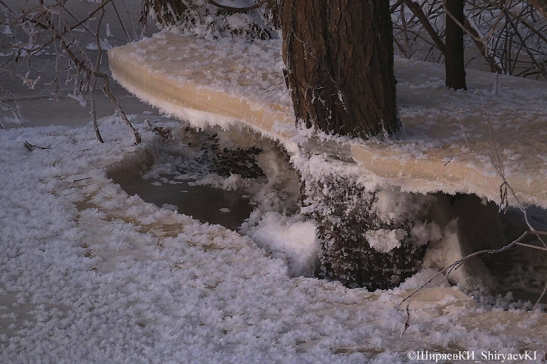Есть ли сейчас, а в моей жизни было в продаже сгущённое молоко с шоколадом. Льдина по цвету очень похожа.