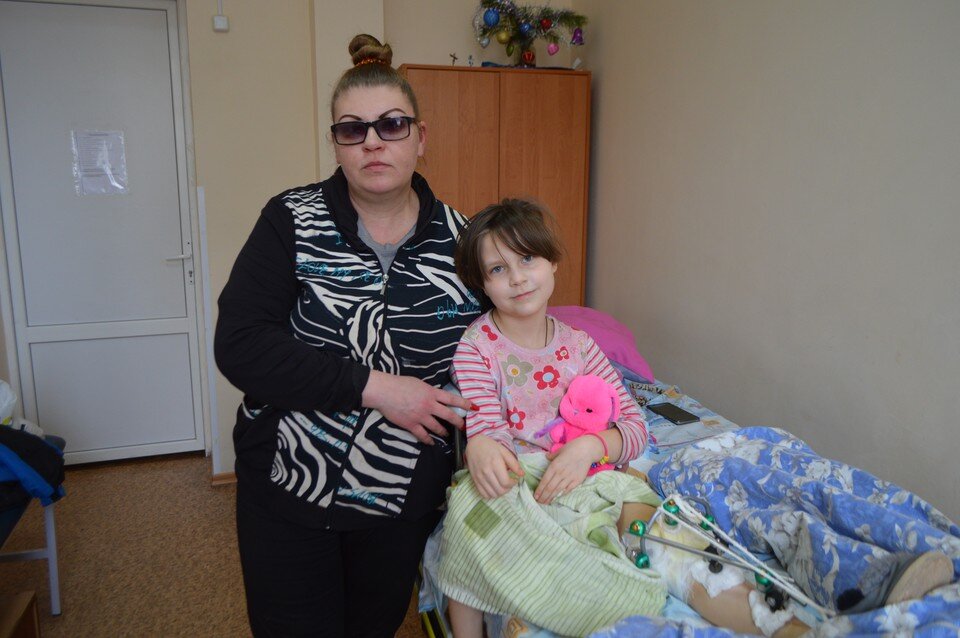     Ольга каждый день проведывает пострадавшую дочь в палате травматологического центра Роман ПОБЕРЕЖНЮК