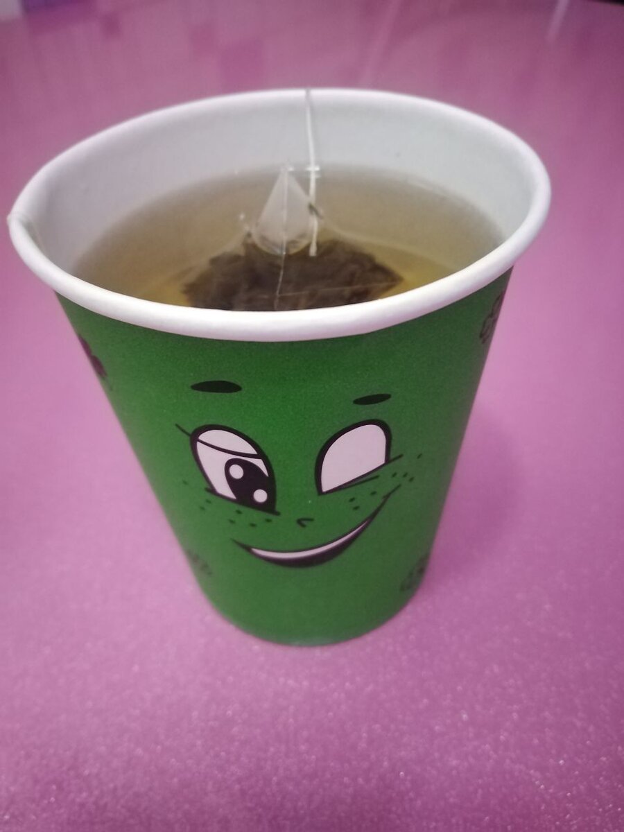 Вот такой позитивный смайлик подмигивал мне со стаканчика с чаем. Личное фото
