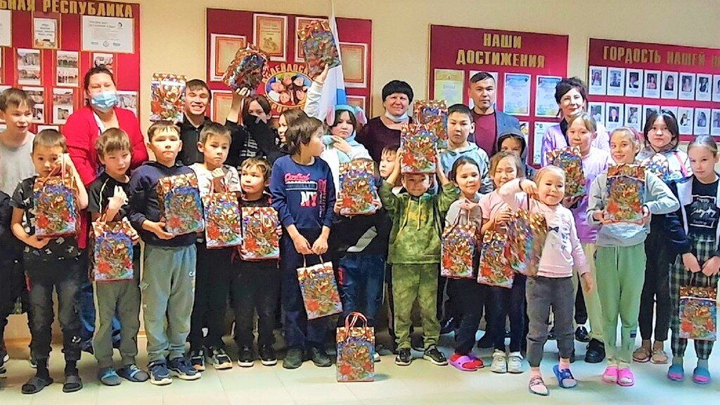    Больше 400 подарков получили дети округа в рамках акции «Добрый югорчанин»