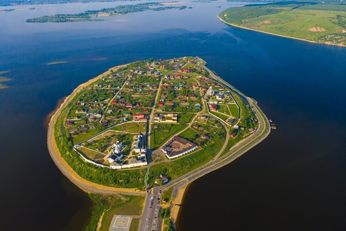 монастырь в казани на острове