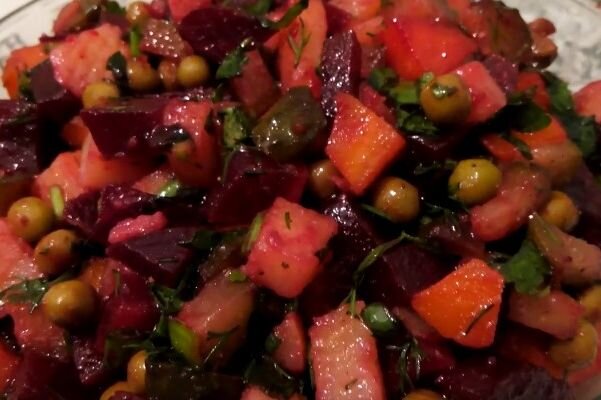 салат винегрет ингредиенты. винегрет классический с горошком. ингредиенты для винегрета с горошком. салат винегрет классический с горошком. состав винегрета с горошком.