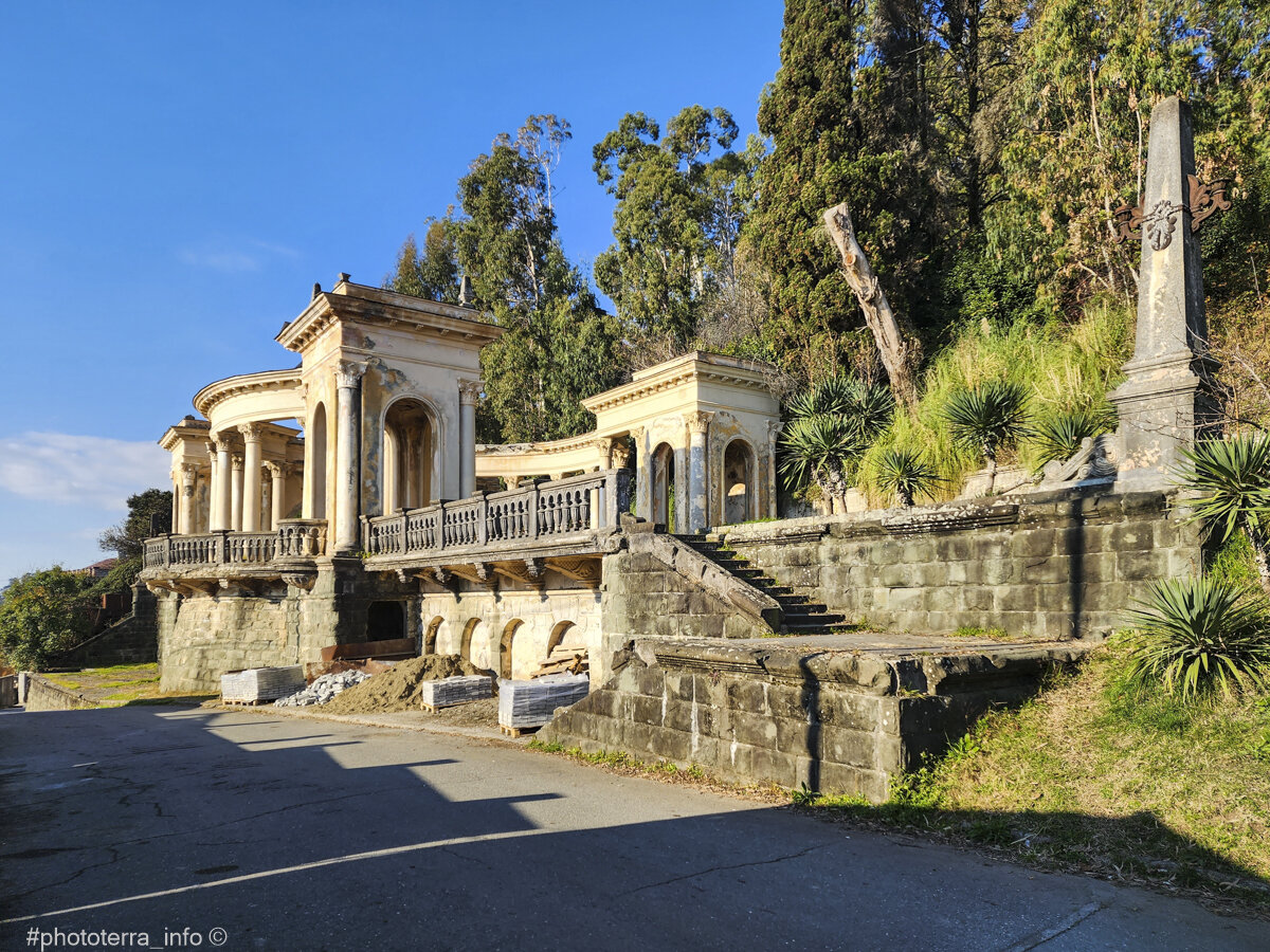 Парадный вход. Общий план;). Сухумская гора. Фото: Корчагина Татьяна