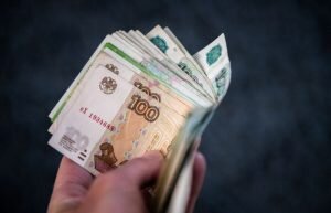    08 May 2022, Baden-Wuerttemberg, Rottweil: A man holds ruble bills in his hand. Photo: Silas Stein/dpa (Photo by Silas Stein/picture alliance via Getty Images) Екатерина Глазкова