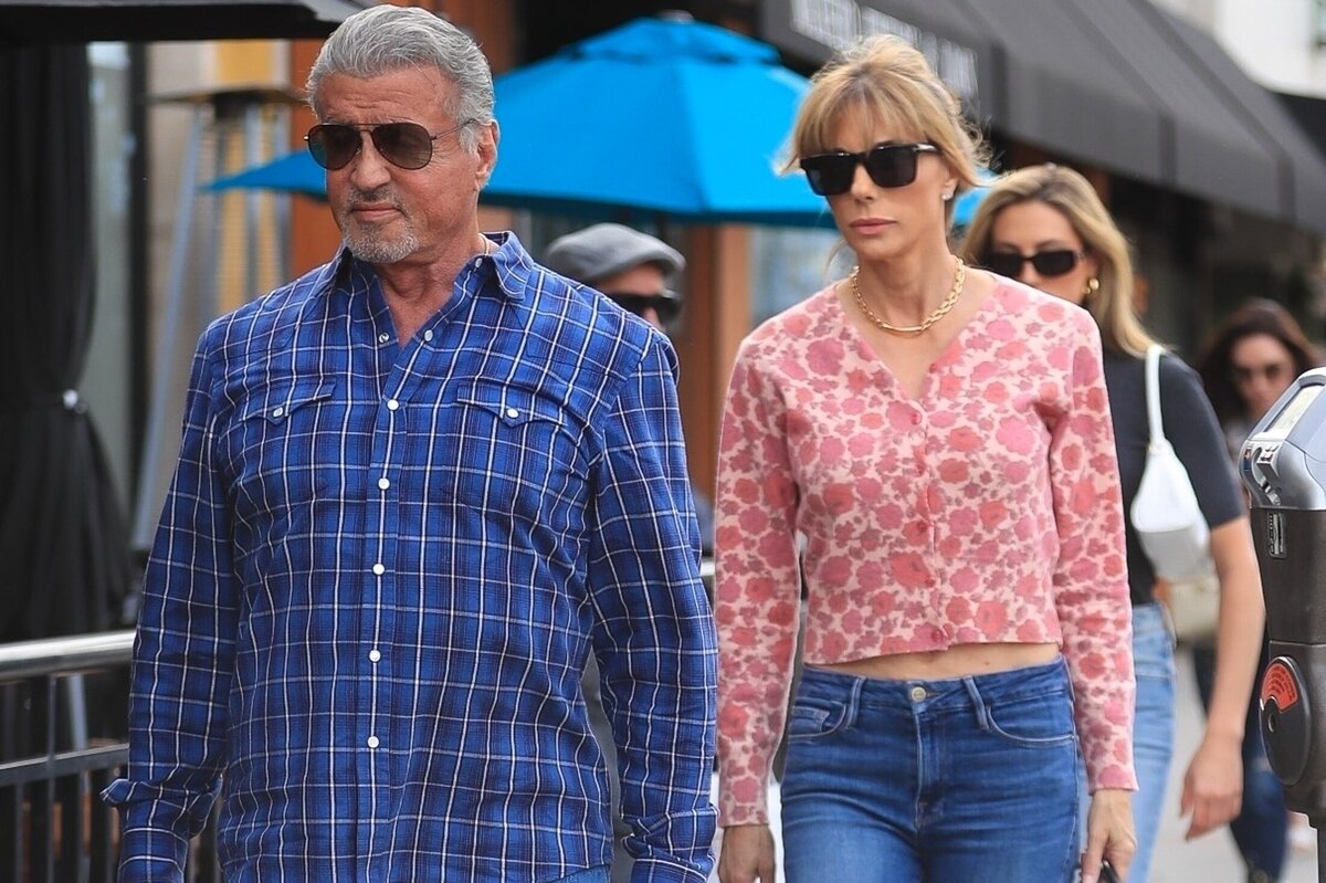     Вымолил прощение: Сильвестра Сталлоне с женой и дочерью заметили в ювелирном магазине