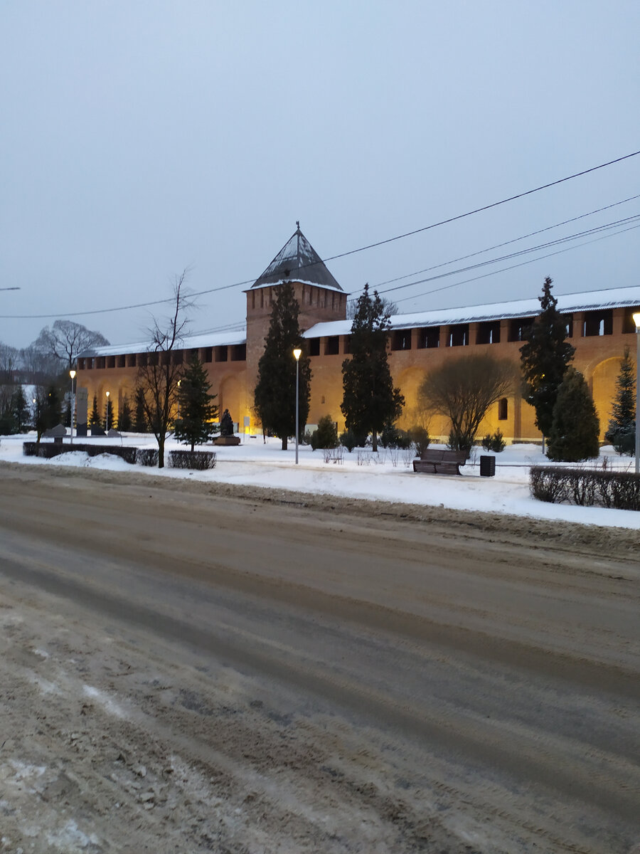 Парк пионеров около кинотеатра.