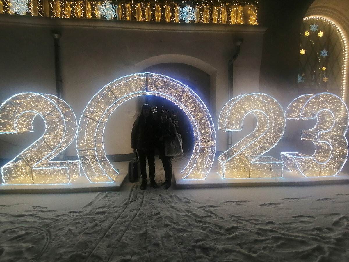 Цветовая инсталляция на перроне вокзала в Великом Новгороде.