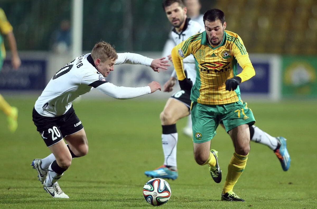 «Кубань» (Краснодар) – «Торпедо» – 1:1. Торпедовец Вадим Стеклов (№20) пытается остановить краснодарца Ивелина Попова. На дальнем плане - торпедовец Далибор Стеванович.