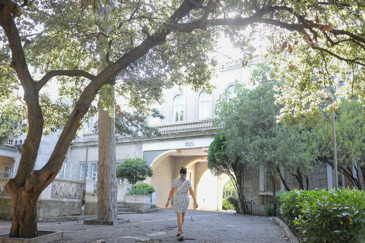 Дорога к главному входу в особняк "УЧ-ЧАМ"