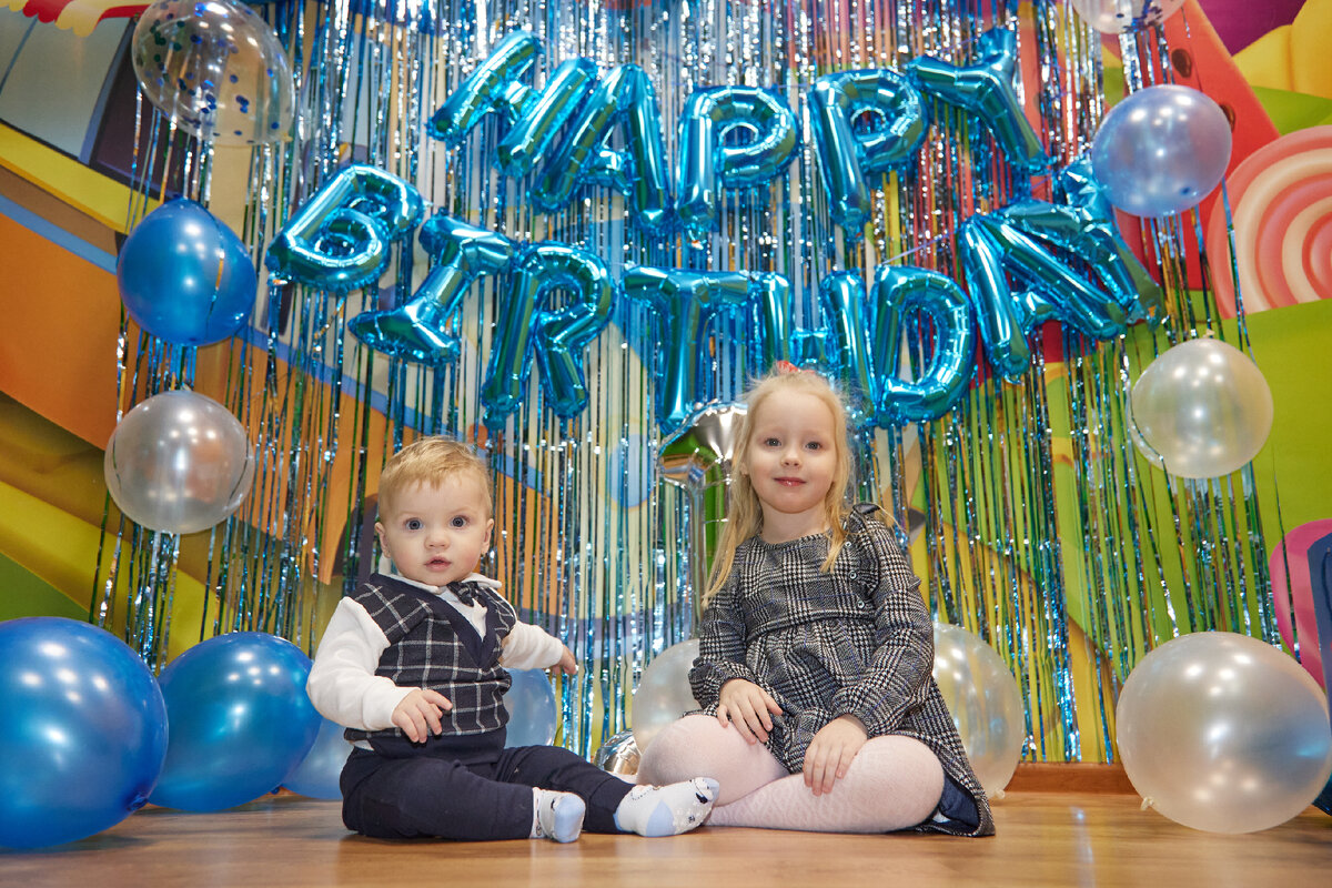 Вот пример нашей фотозоны, заказать можно разные